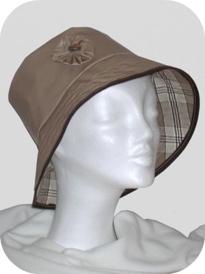Chapeau de pluie beige et &eacute;cossais