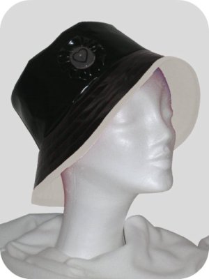 Chapeau de pluie noir et blanc