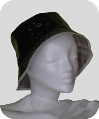 Chapeau de pluie noir et &eacute;cossais