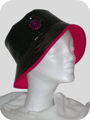 Chapeau de pluie noir et fushia