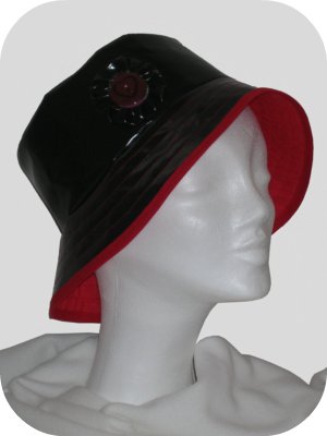 Chapeau de pluie noir et rouge