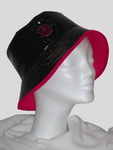 Chapeau de pluie noir et fushia