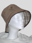 Chapeau de pluie beige et &eacute;cossais