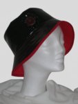 Chapeau de pluie noir et rouge